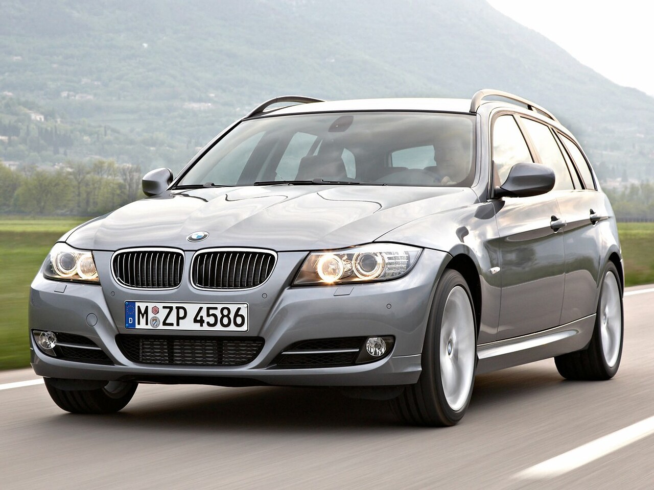 BMW 3-я серия универсал (E91, 2008 - 2013 г.в.): вид спереди сбоку в движении