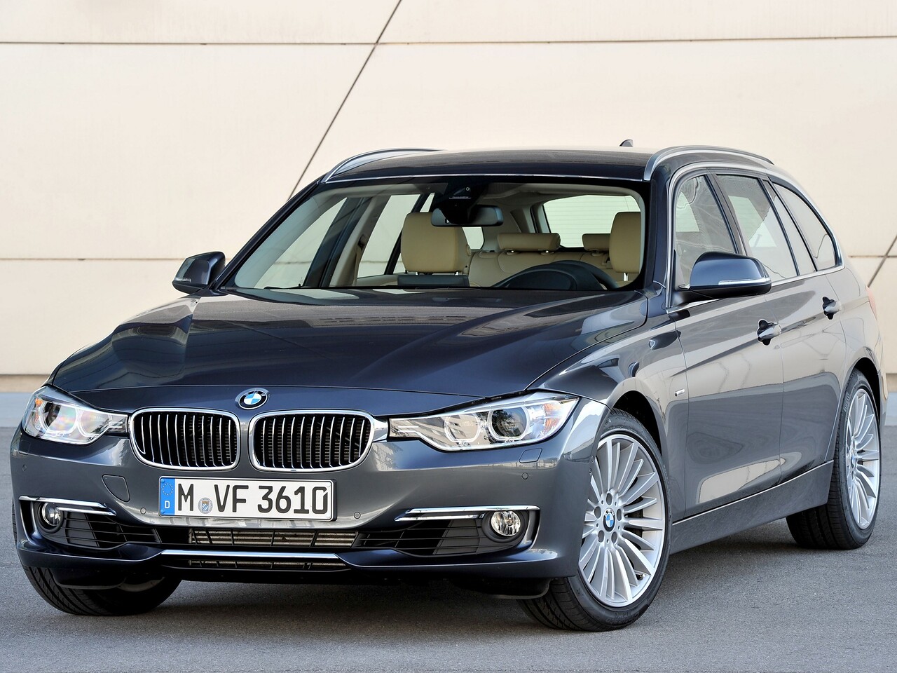 BMW 3-я серия универсал (F31, 2012 - 2015 г.в.): вид спереди сбоку в студии