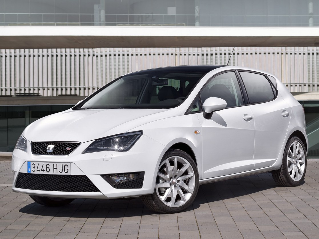 SEAT Ibiza FR хэтчбек 5-дв. (V поколение, 2012 - 2015 г.в.): вид спереди сбоку у здания