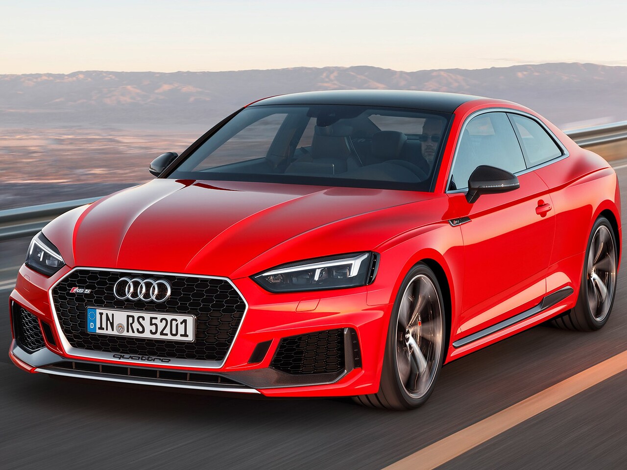 Audi RS5 (II поколение, 2017 - 2020 г.в.): вид спереди сбоку на дороге