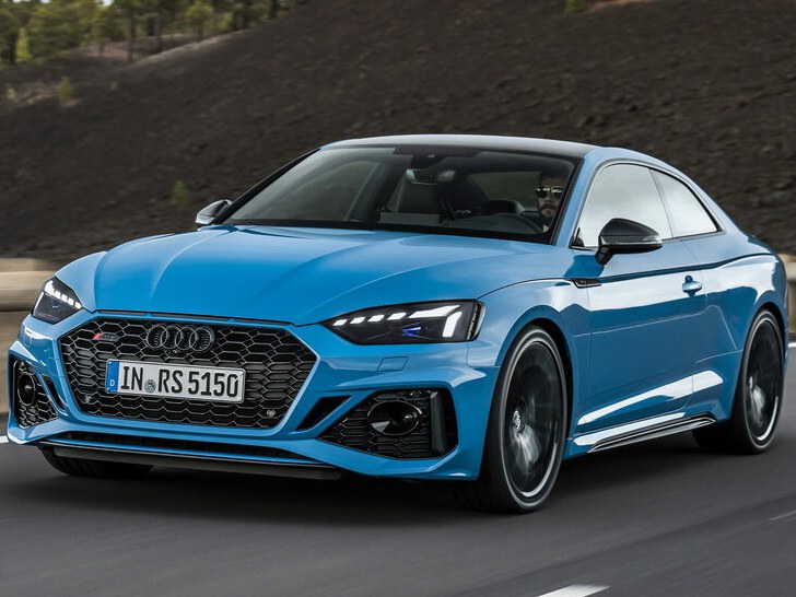 Audi RS5 купе (II поколение рестайлинг, 2019 - 2022 г.в.): вид спереди сбоку на дороге