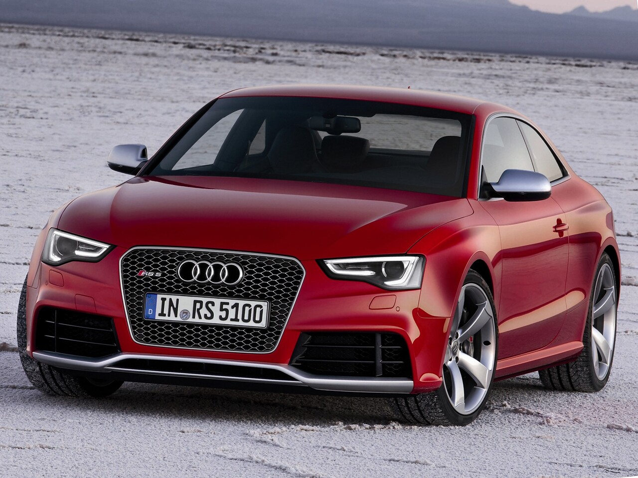 Audi RS5 (I поколение рестайлинг, 2011 - 2016 г.в.): вид спереди сбоку на фоне гор
