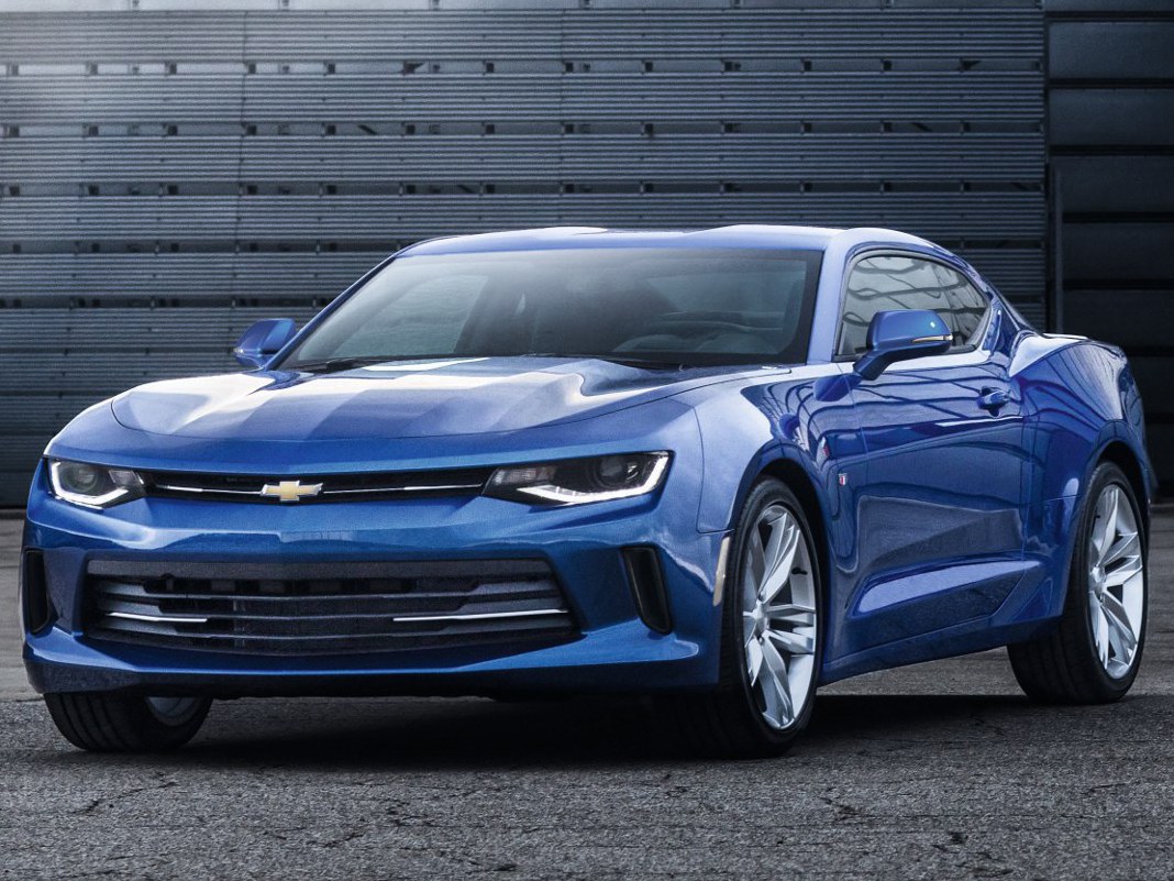 Chevrolet Camaro 2.0 TURBO AT RS: вид спереди сбоку у здания