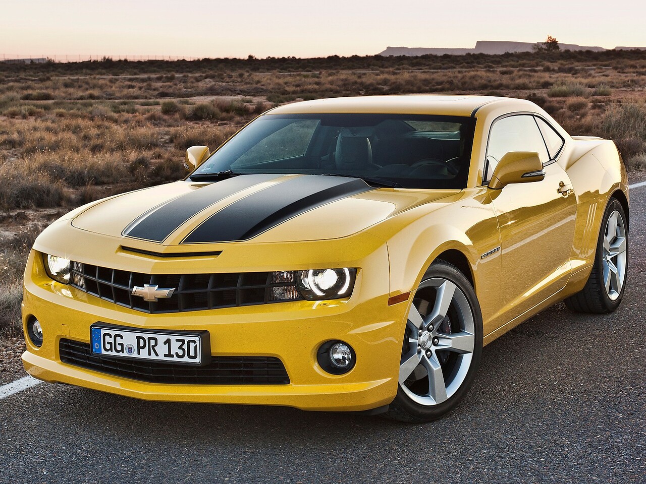 Chevrolet Camaro 3.6 AT 2LT: вид спереди сбоку на дороге