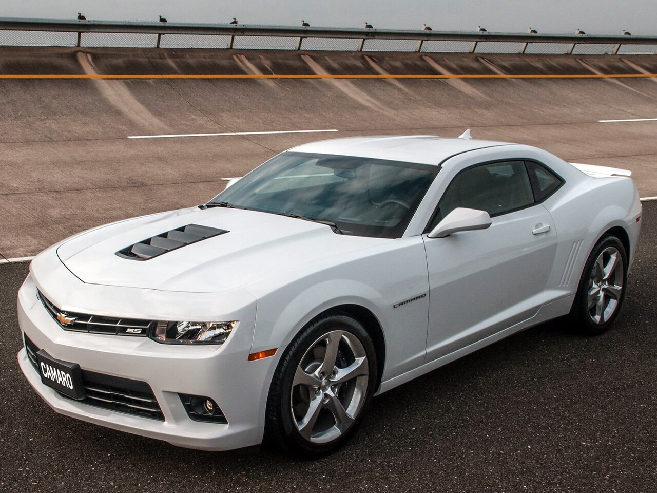 Chevrolet Camaro (V поколение рестайлинг, 2013 - 2016 г.в.): вид спереди сбоку на дороге