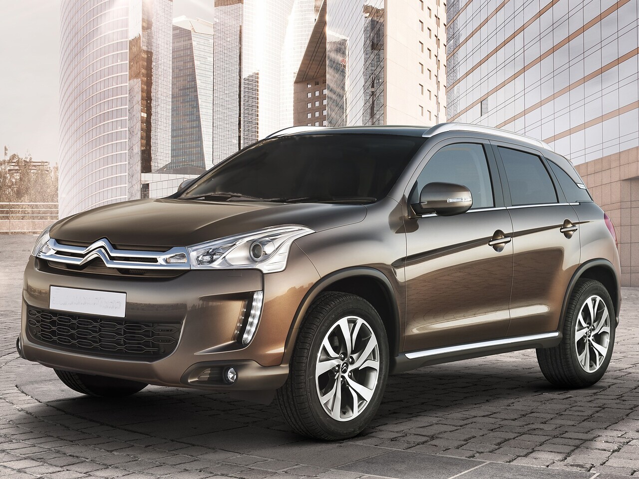 Citroen C4 Aircross 2.0 AT Exclusive: вид спереди сбоку у здания