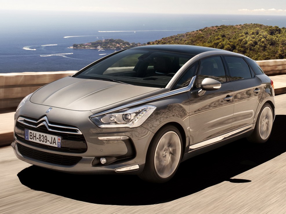 Citroen DS5 (I поколение, 2011 - 2015 г.в.): вид спереди сбоку у моря