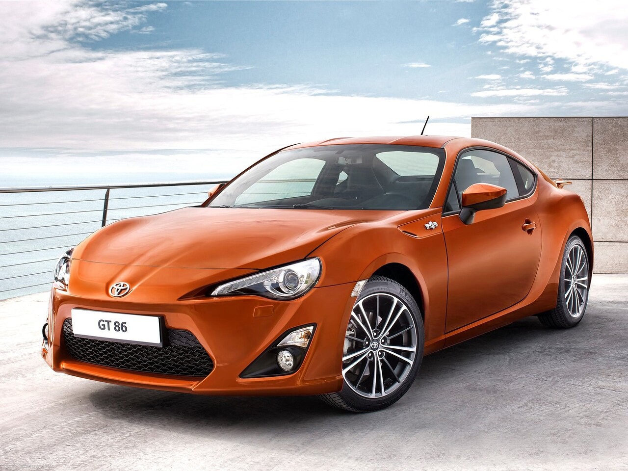 Toyota GT 86 купе (I поколение, 2012 - 2016 г.в.): вид спереди сбоку