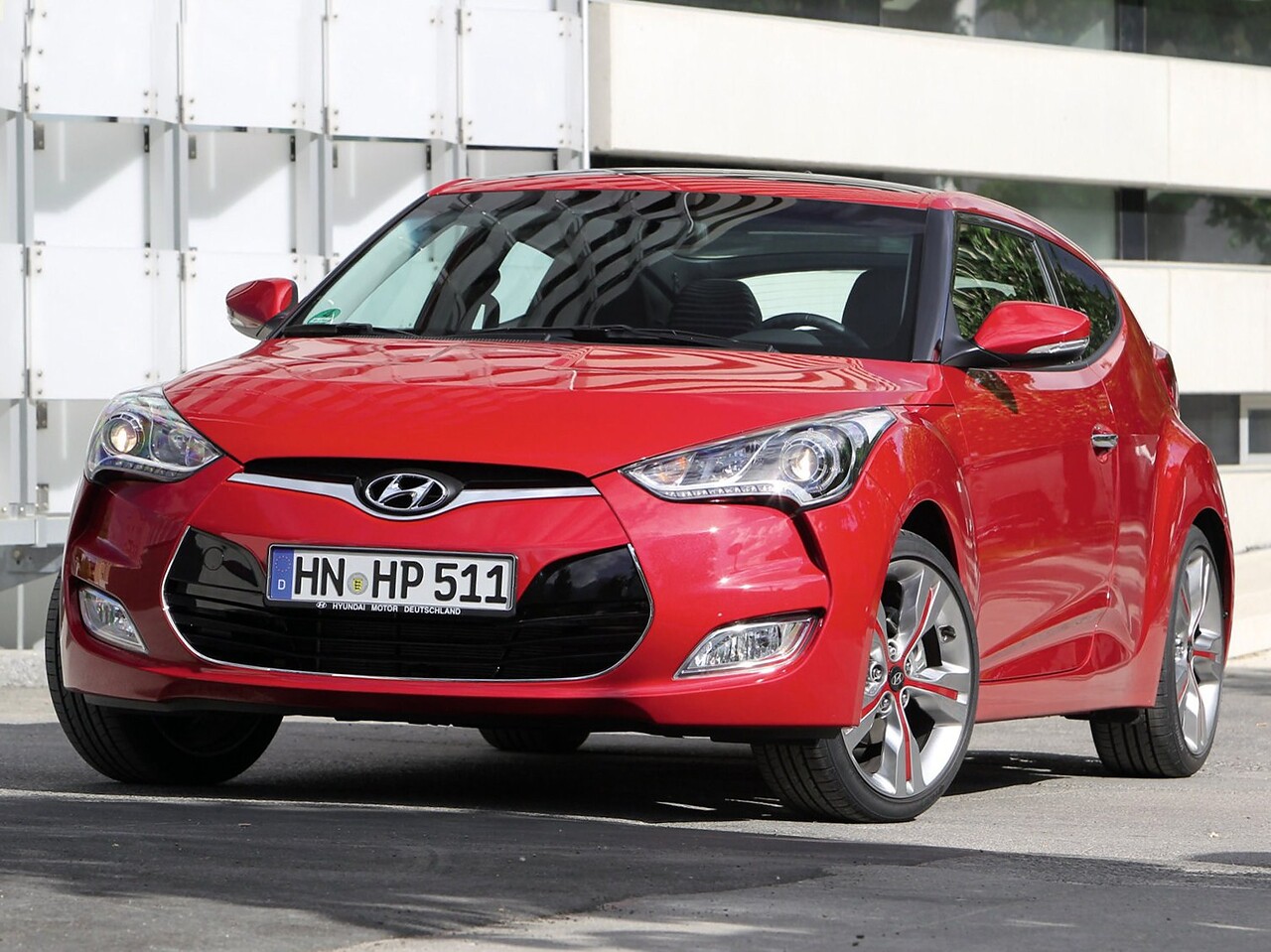 Hyundai Veloster (I поколение, 2011 - 2016 г.в.): вид спереди сбоку у здания