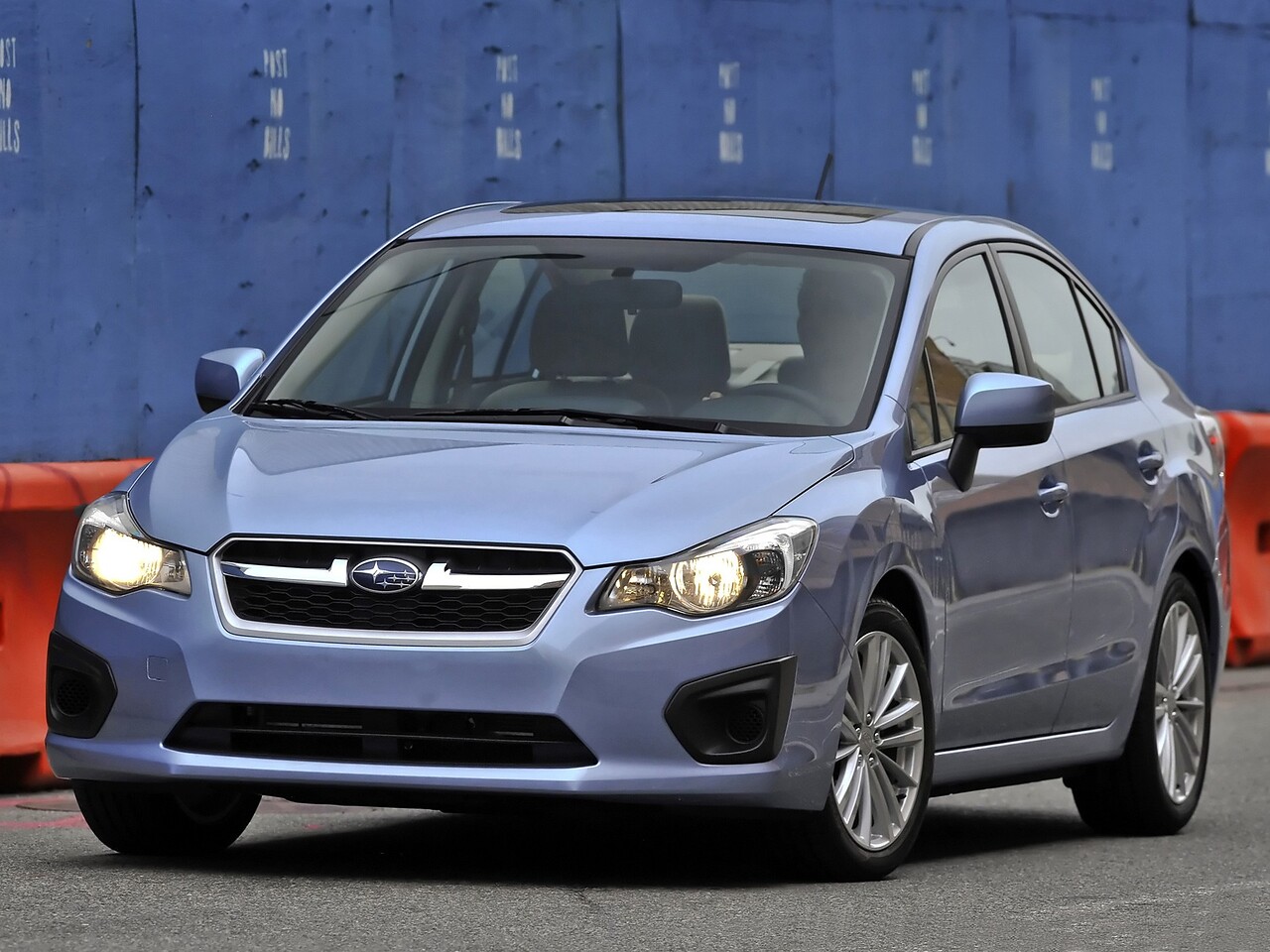 Subaru Impreza седан 2.0 MT KD: вид спереди сбоку у стены