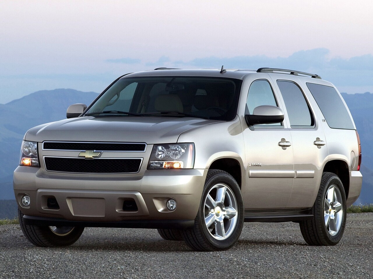 Chevrolet Tahoe 5.3 AT LTZ: вид спереди сбоку