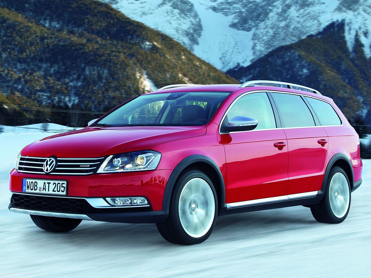 Volkswagen Passat Alltrack 2.0 TSI 4Motion MT: вид спереди сбоку в горах