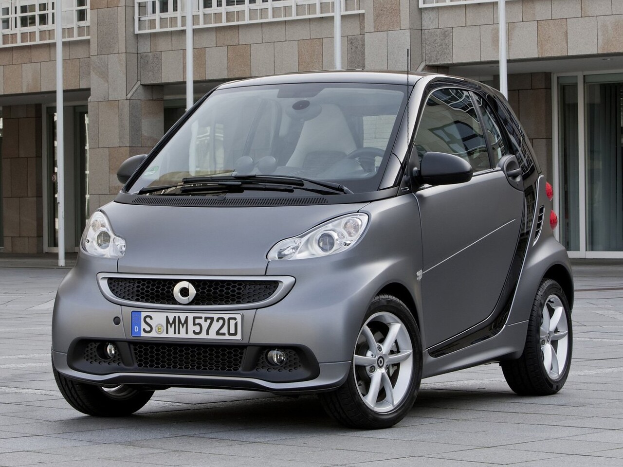 Smart Fortwo (II поколение рестайлинг, 2012 - 2014 г.в.): вид спереди сбоку у здания