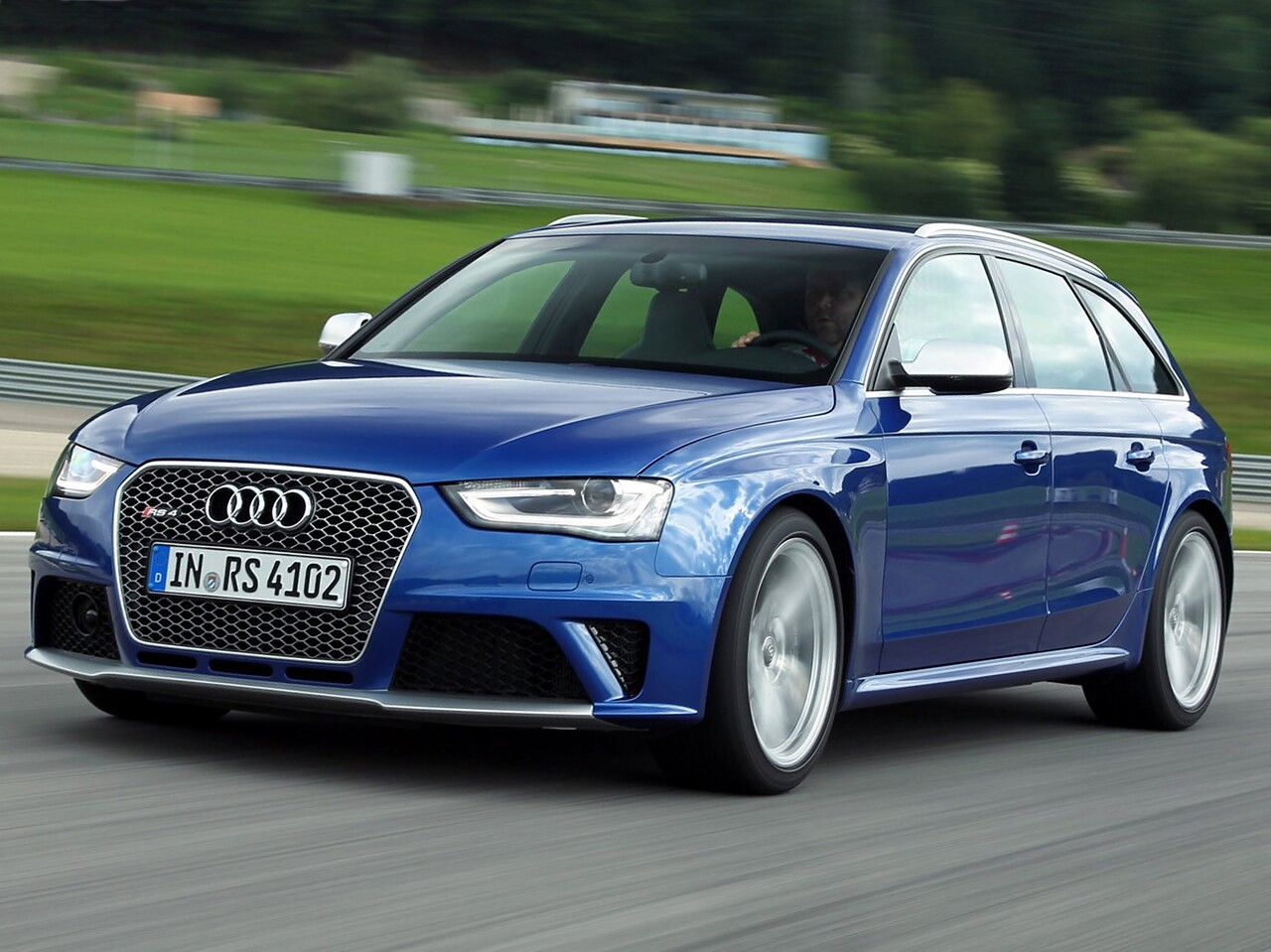 Audi RS4 Универсал (8V рестайлинг, 2012 - 2015 г.в.): вид спереди сбоку на треке