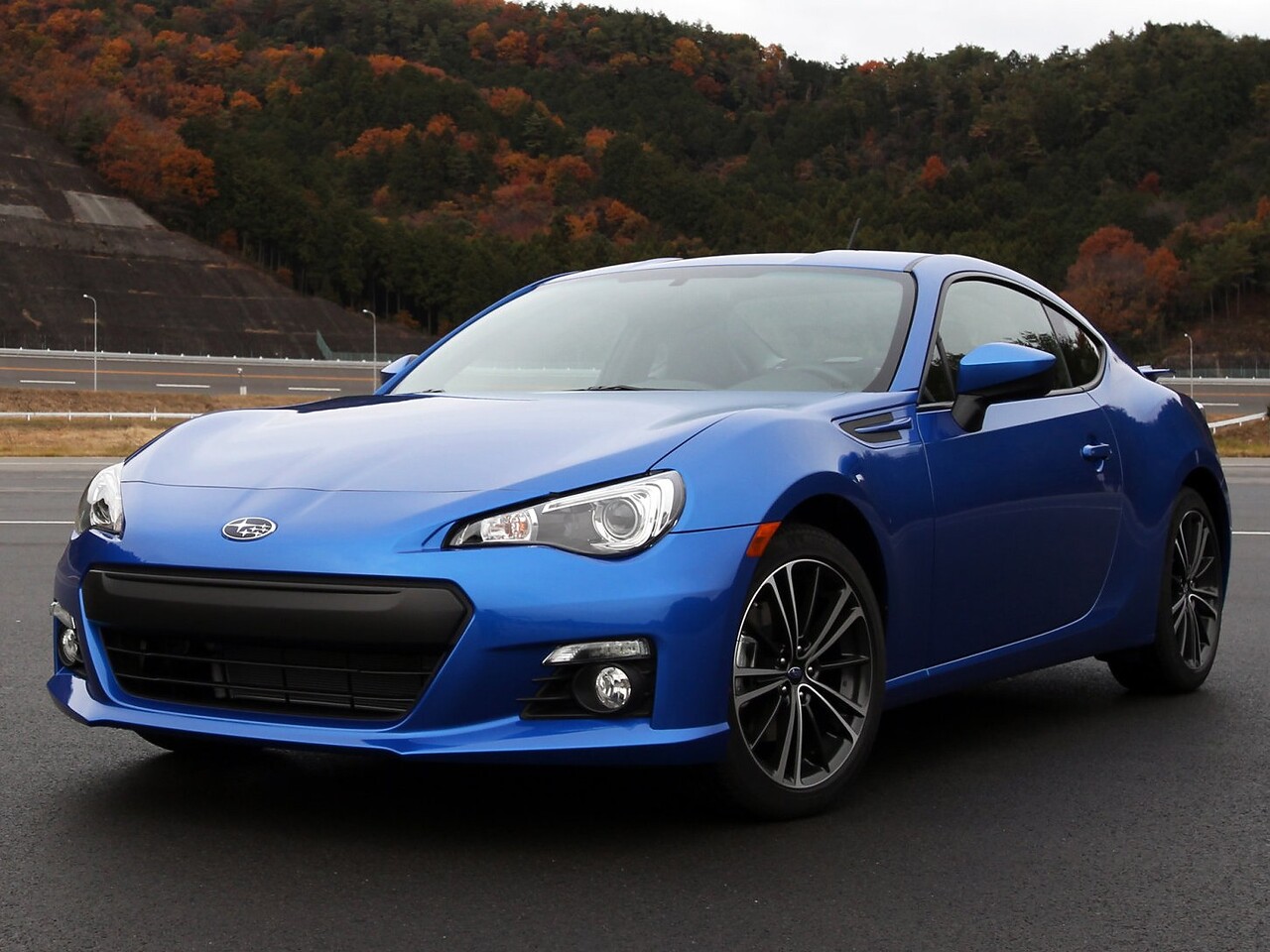 Subaru BRZ 2.0 AT: вид спереди сбоку