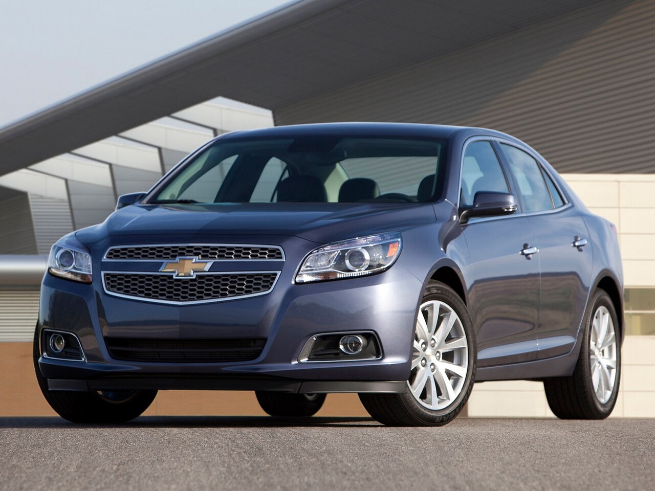 Chevrolet Malibu (VIII поколение, 2012 - 2015 г.в.): вид спереди сбоку на дороге