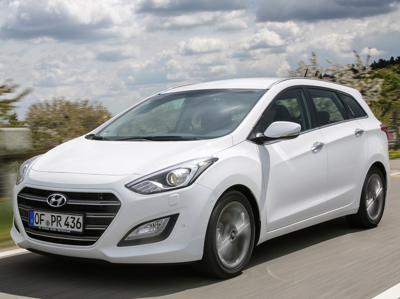 Hyundai i30 универсал (II поколение рестайлинг, 2015 - 2017 г.в.): вид спереди сбоку на дороге
