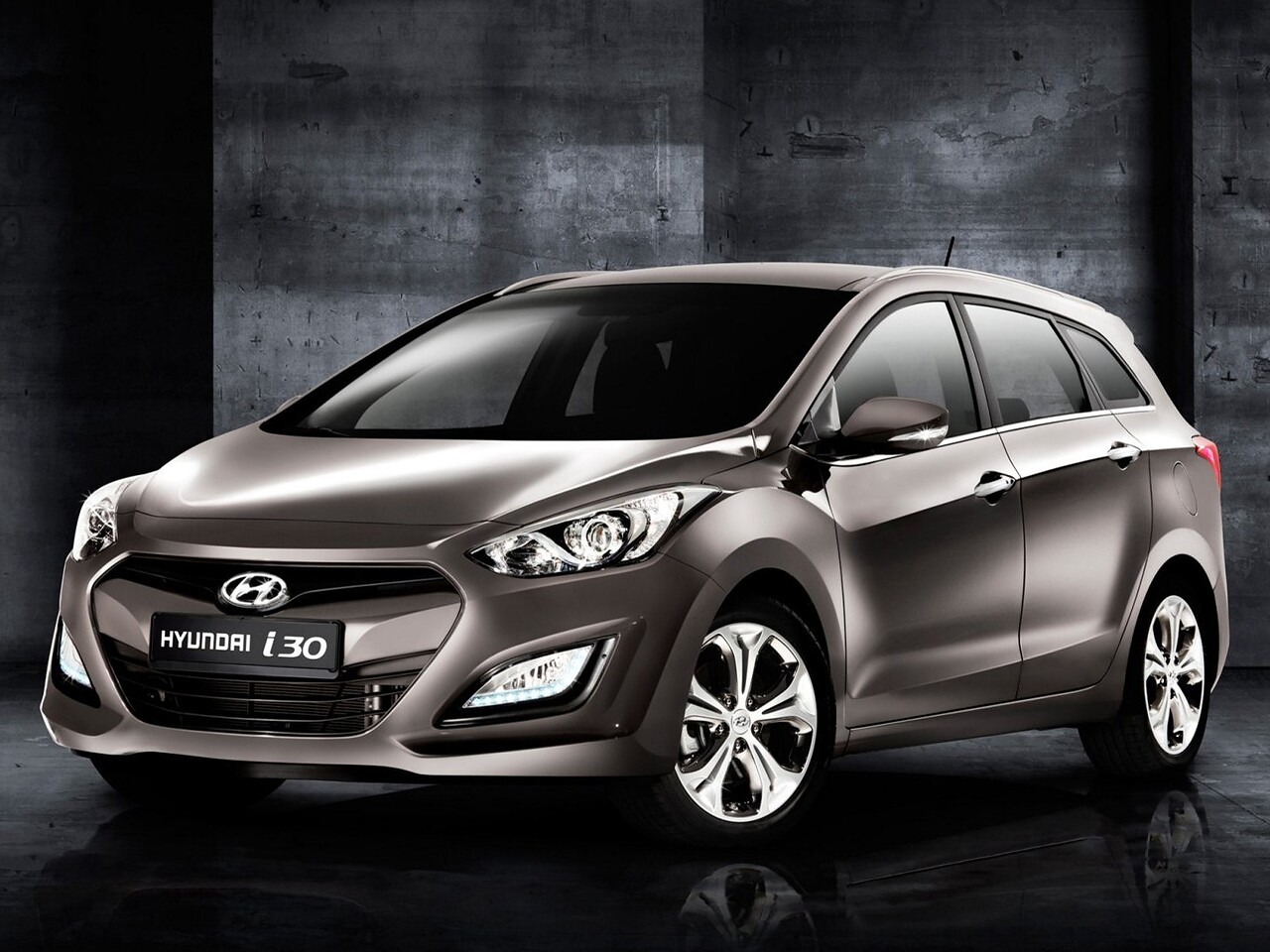 Hyundai i30 универсал 1.6 AT Active: вид спереди сбоку