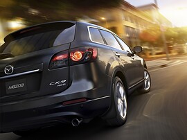 Mazda CX-9 (I поколение рестайлинг, 2012 - 2015 г.в.): вид сзади сбоку на улице