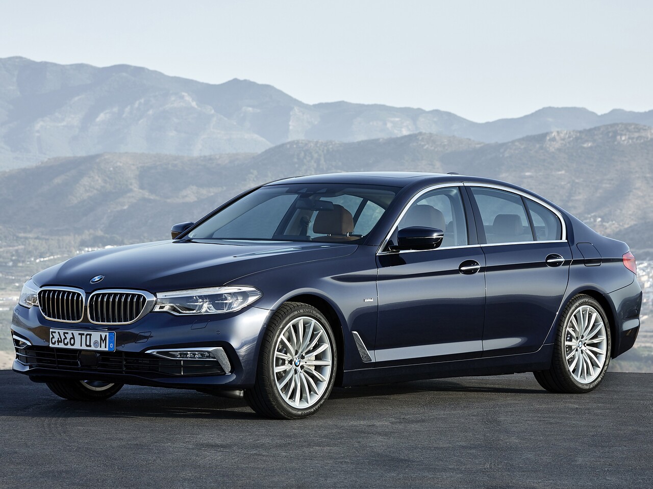 BMW 5-я серия седан (G30, 2016 - 2020 г.в.): вид спереди сбоку в горах