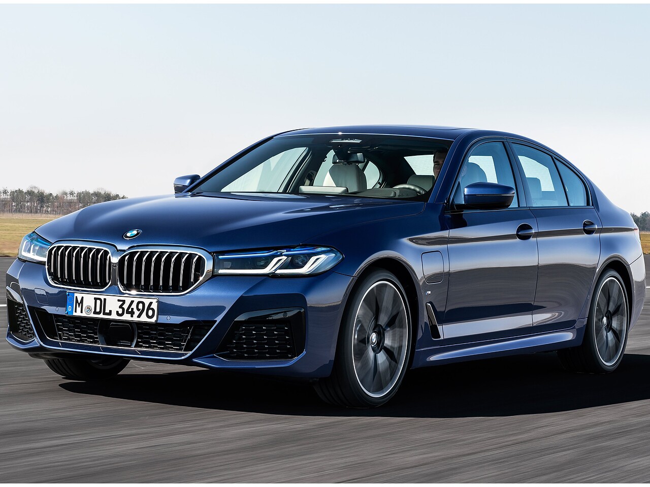 BMW 5-я серия: вид спереди сбоку в движении