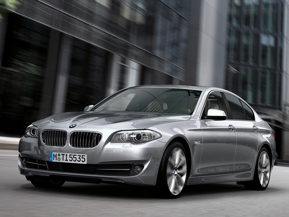 BMW 5-я серия седан 3.0i xDrive AT M550d: вид спереди сбоку в городе