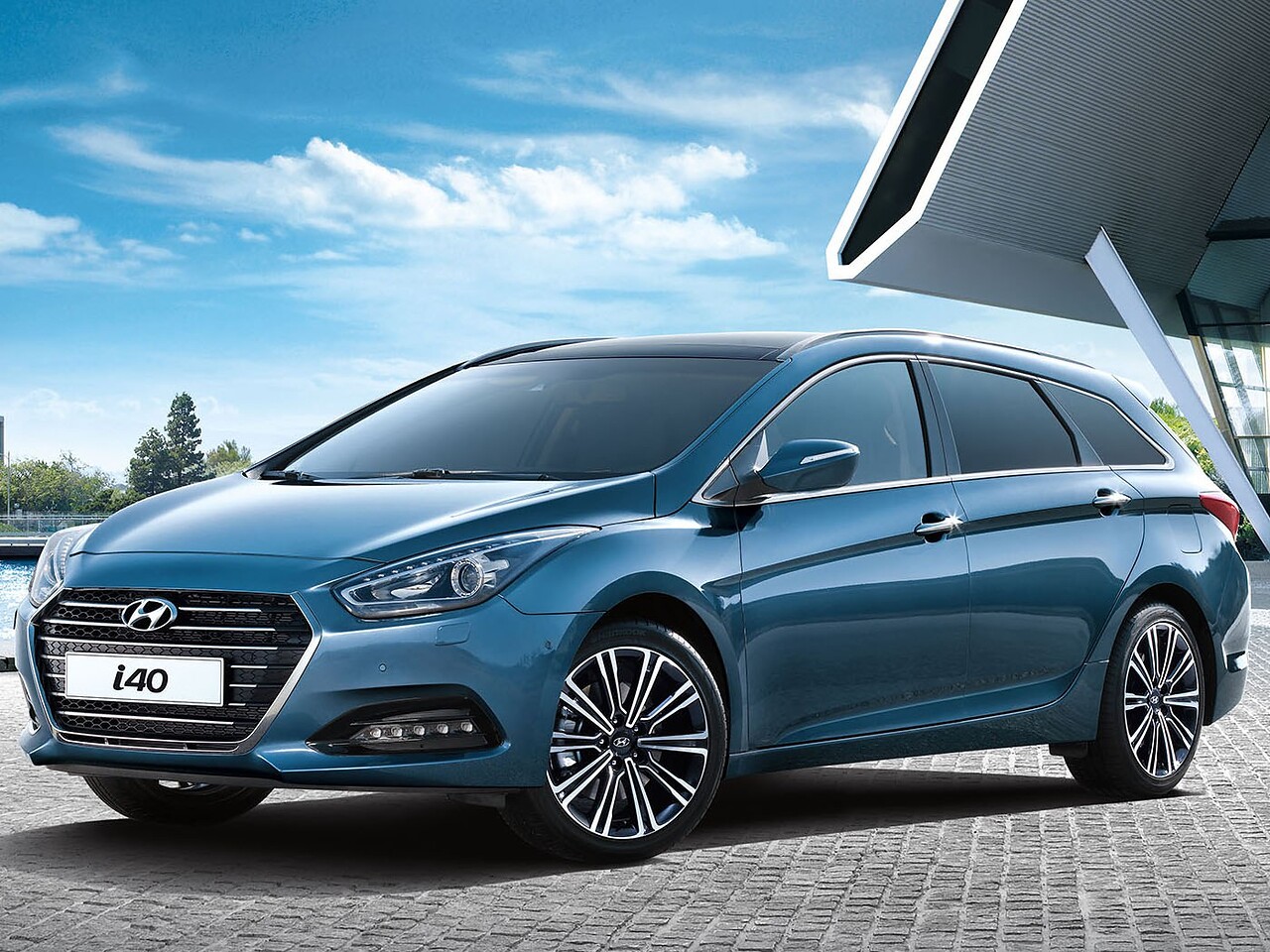 Hyundai i40 универсал 2.0 AT Active Plus: вид спереди сбоку у здания