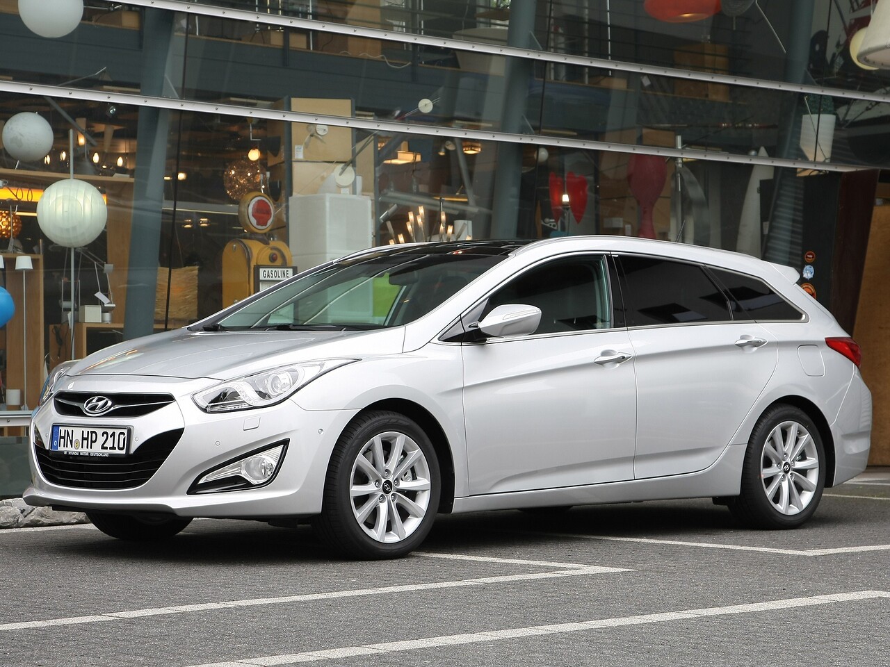 Hyundai i40 универсал 2.0 AT Comfort: вид спереди сбоку
