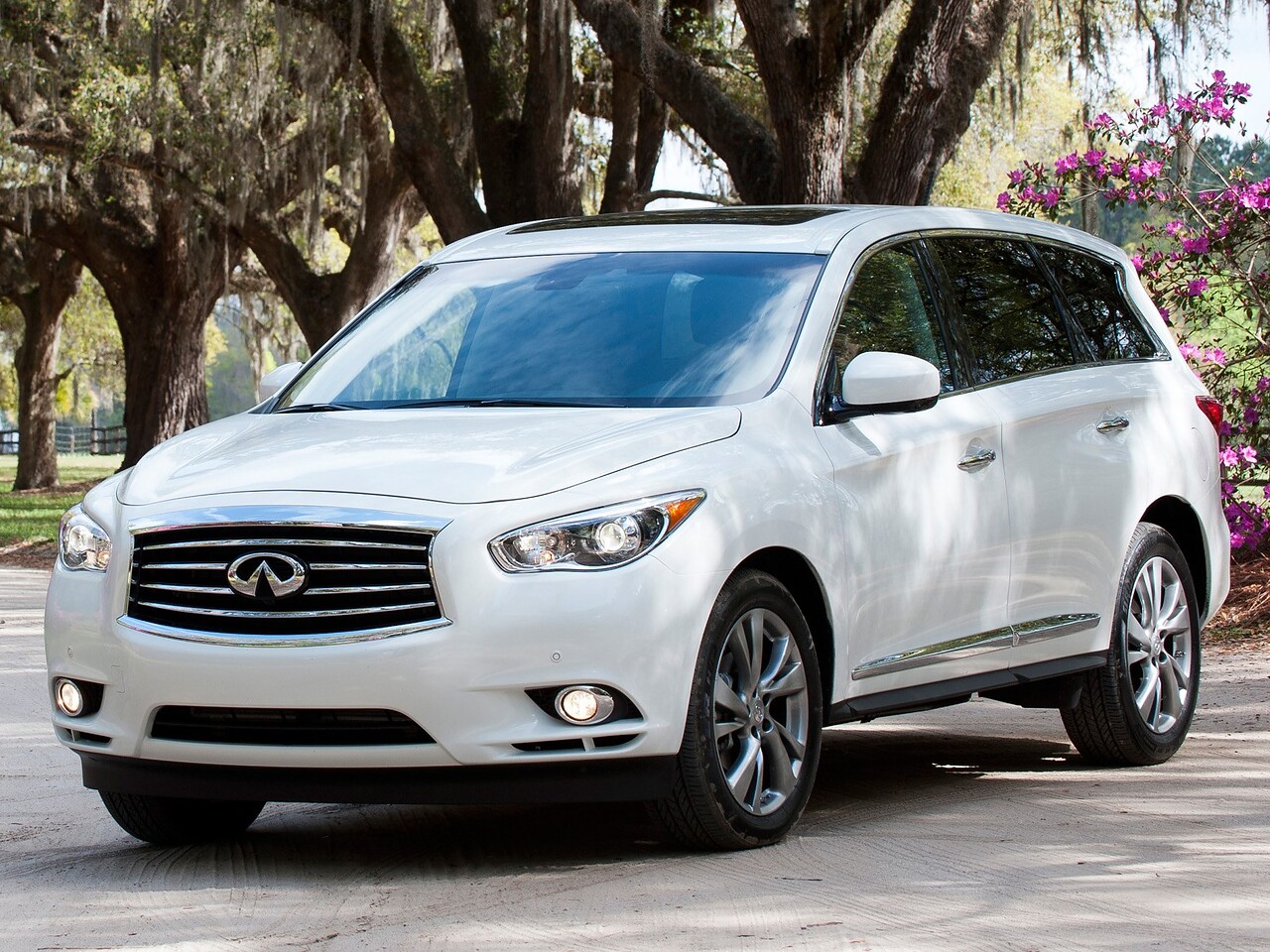 Infiniti JX 3.5 AT Elite: вид спереди сбоку под деревьями