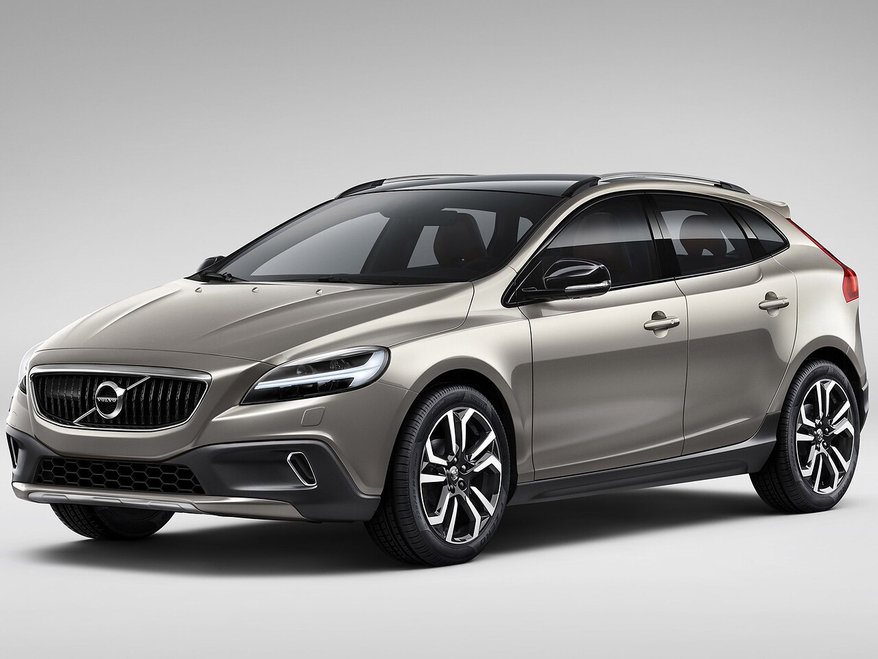 Volvo V40 Cross Country (II поколение рестайлинг, 2016 - 2019 г.в.): вид спереди сбоку