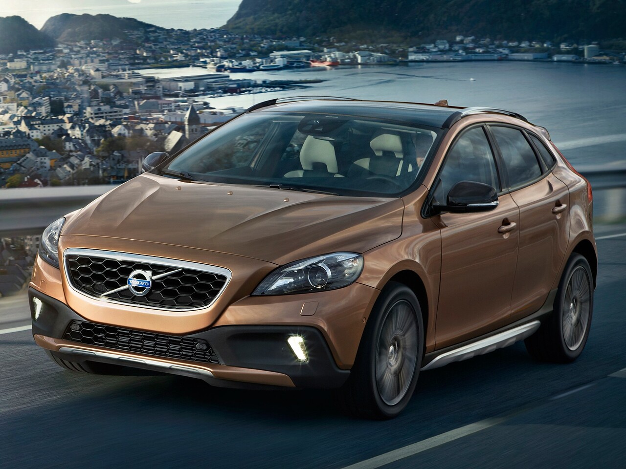 Volvo V40 Cross Country 1.5 T3 AT Kinetic: вид спереди сбоку на улице