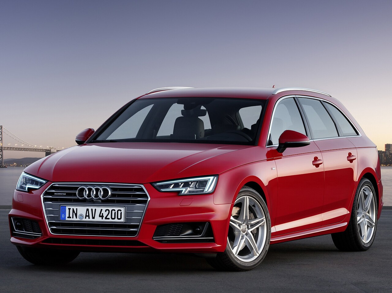 Audi A4 универсал 2.0 TDI AT Базовая: вид спереди сбоку