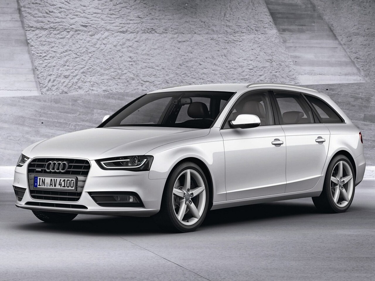 Audi A4 универсал 1.8 TFSI AT: вид спереди сбоку
