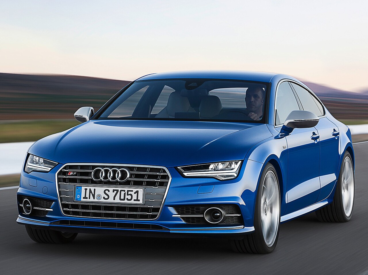 Audi S7 лифтбек (I поколение рестайлинг, 2014 - 2018 г.в.): вид спереди сбоку на дороге