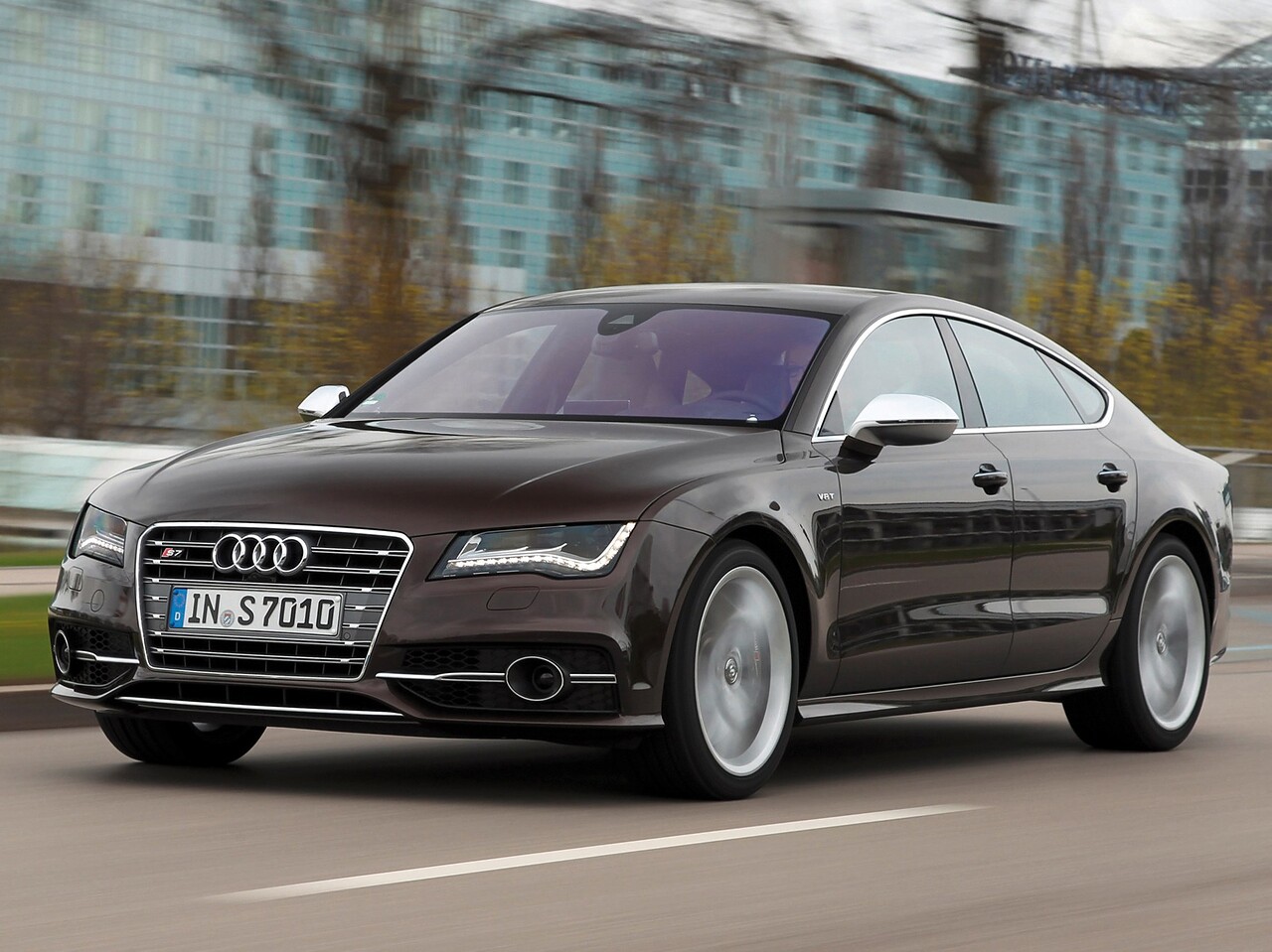 Audi S7 лифтбек (I поколение, 2012 - 2014 г.в.): вид спереди сбоку на дороге