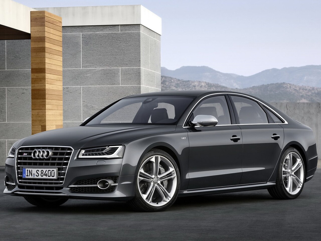 Audi S8 (D4 рестайлинг, 2014 - 2017 г.в.): вид спереди сбоку у здания