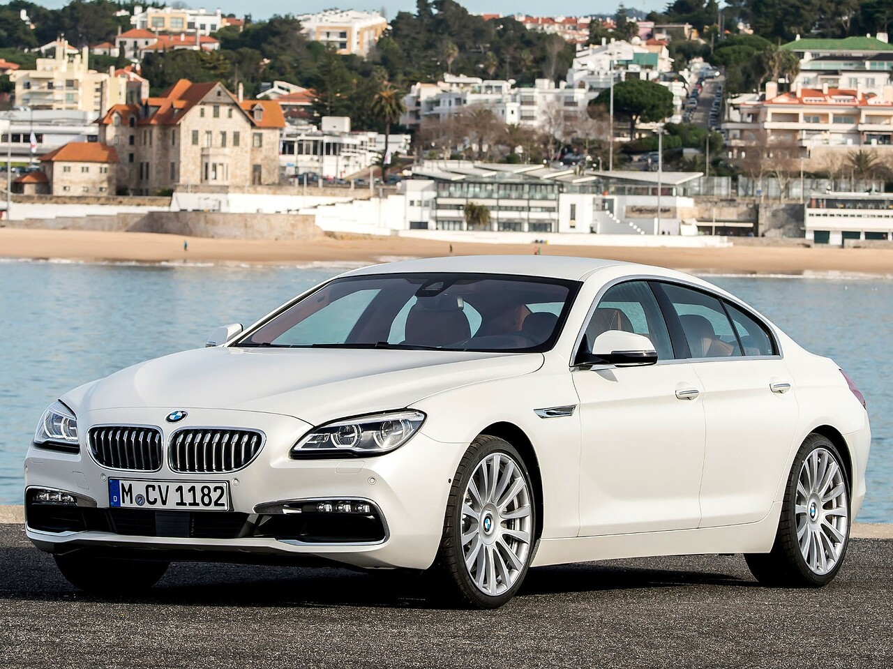 BMW 6 серия Гран Купе 3.0d xDrive AT 640d: вид спереди сбоку на дороге