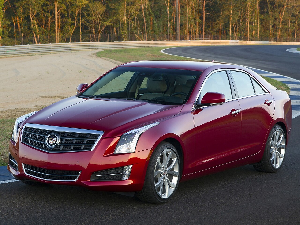 Cadillac ATS (I поколение, 2012 - 2016 г.в.): вид спереди сбоку на дороге