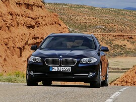 BMW 5-я серия универсал 2.0 AT 528i xDrive: вид спереди на дороге