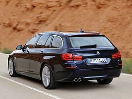 BMW 5-я серия универсал 2.0 AT 528i xDrive: вид сзади сбоку на обочине