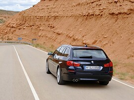 BMW 5-я серия универсал 2.0 AT 528i xDrive: вид сзади в движении