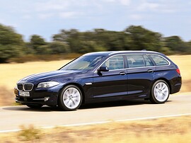 BMW 5-я серия универсал 2.0 AT 528i xDrive: вид сбоку в движении