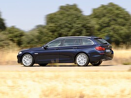 BMW 5-я серия универсал 2.0 AT 528i xDrive: вид сбоку в движении