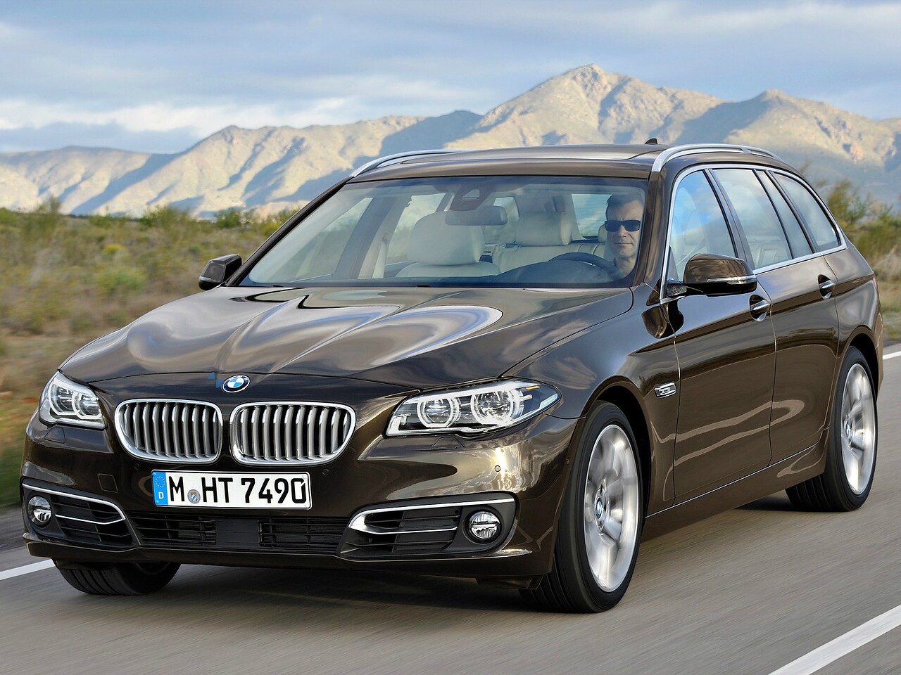 BMW 5-я серия универсал (F11 рестайлинг, 2013 - 2016 г.в.): вид спереди сбоку на дороге