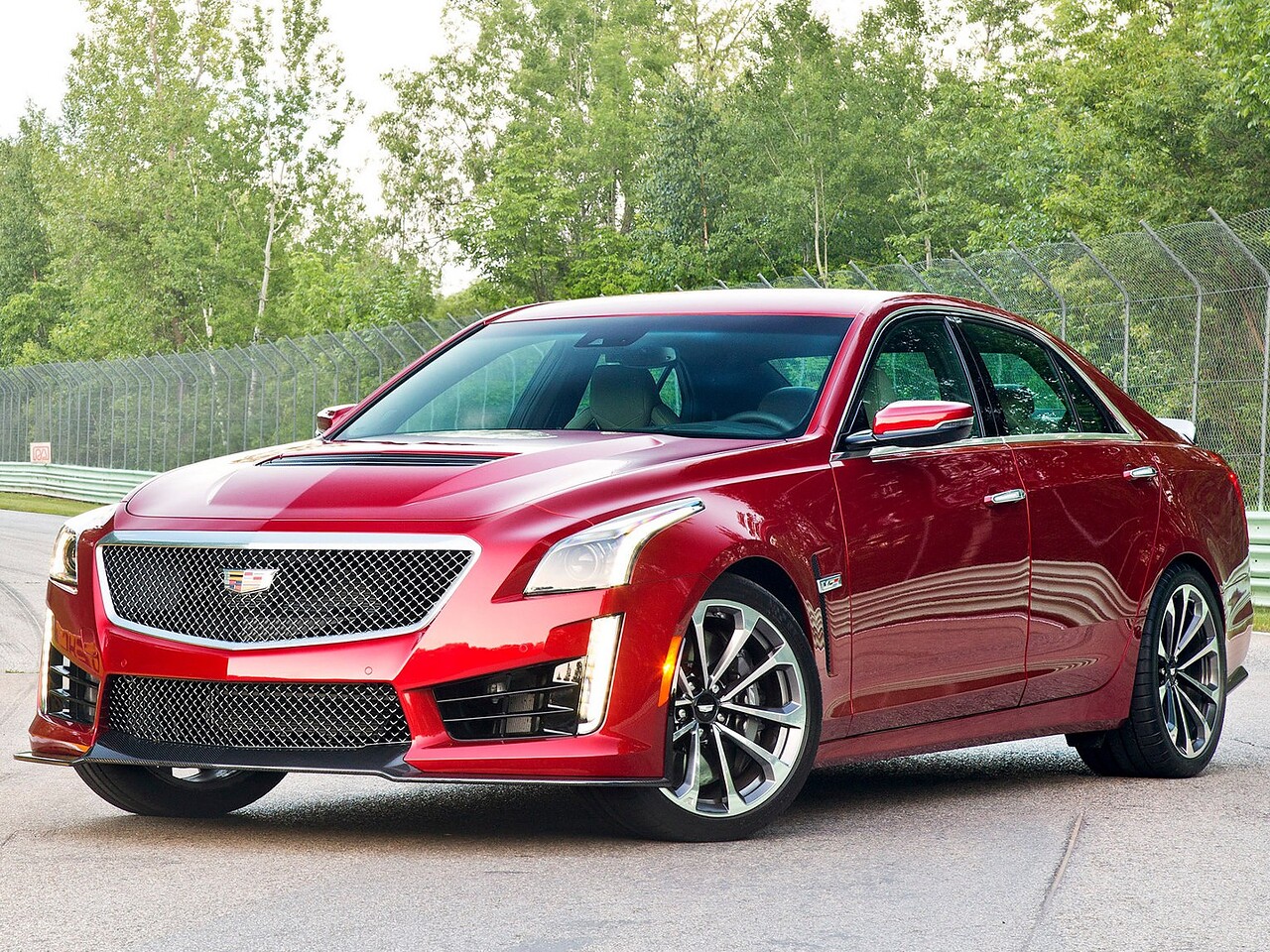 Cadillac CTS-V седан (III поколение, 2015 - 2019 г.в.): вид спереди сбоку