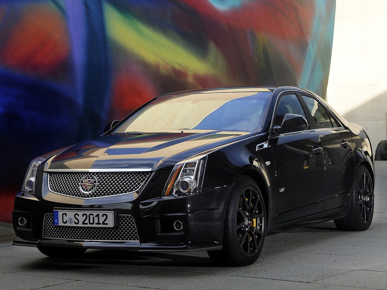 Cadillac CTS-V седан (II поколение, 2012 - 2014 г.в.): вид спереди сбоку у стены