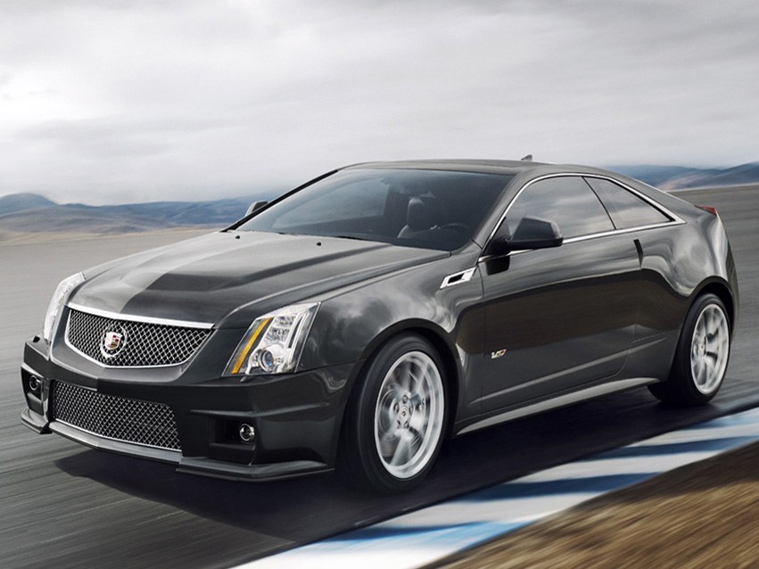 Cadillac CTS-V купе (II поколение, 2012 - 2014 г.в.): вид спереди сбоку на трассе