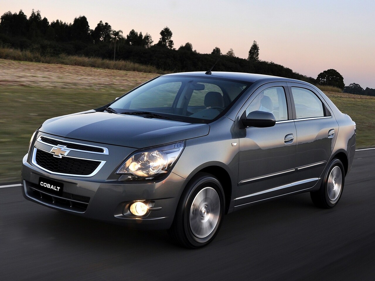 Chevrolet Cobalt (II поколение, 2012 - 2015 г.в.): вид спереди сбоку на дороге