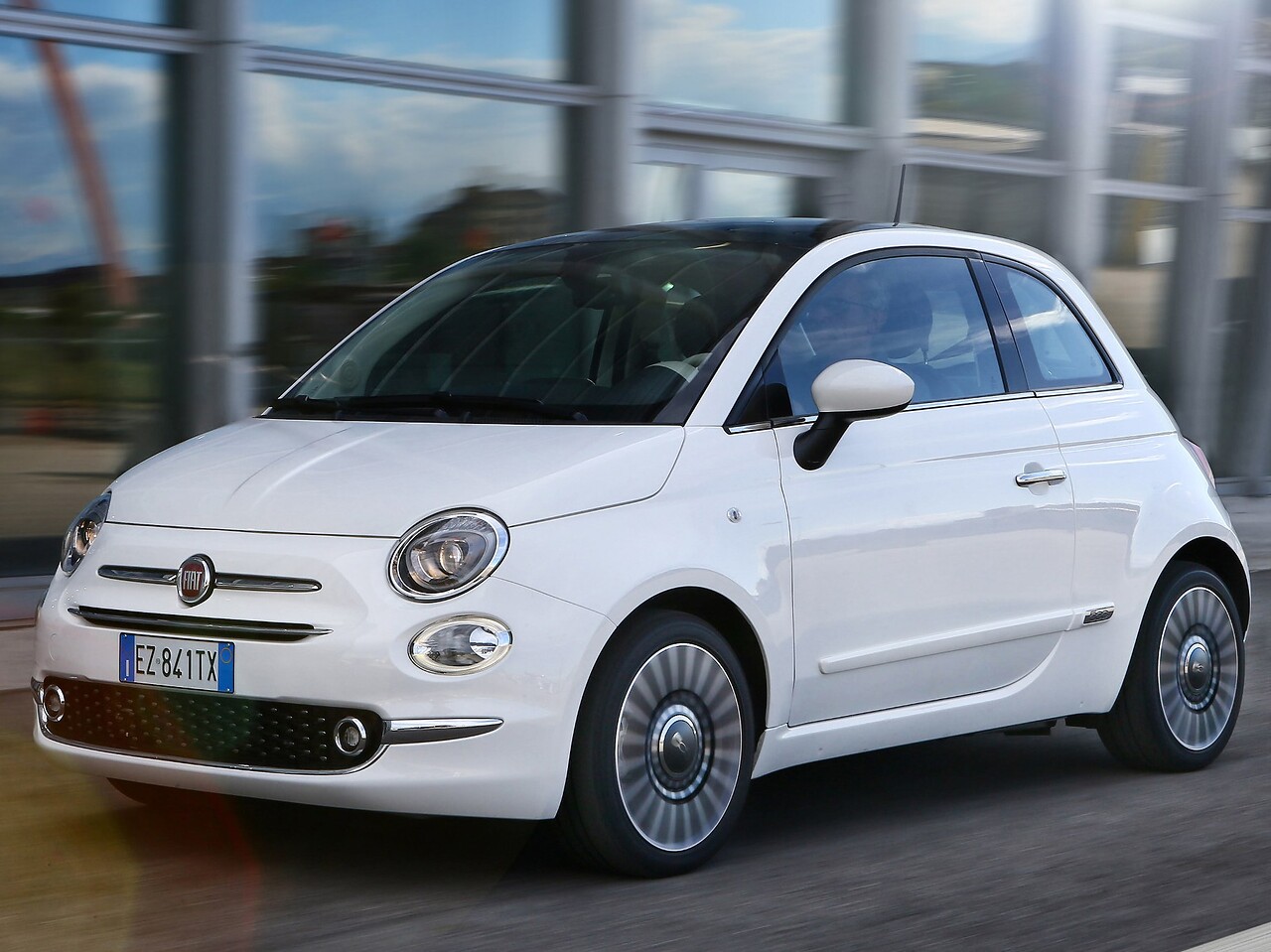 FIAT 500 (II поколение рестайлинг, 2015 - 2020 г.в.): вид спереди сбоку на дороге