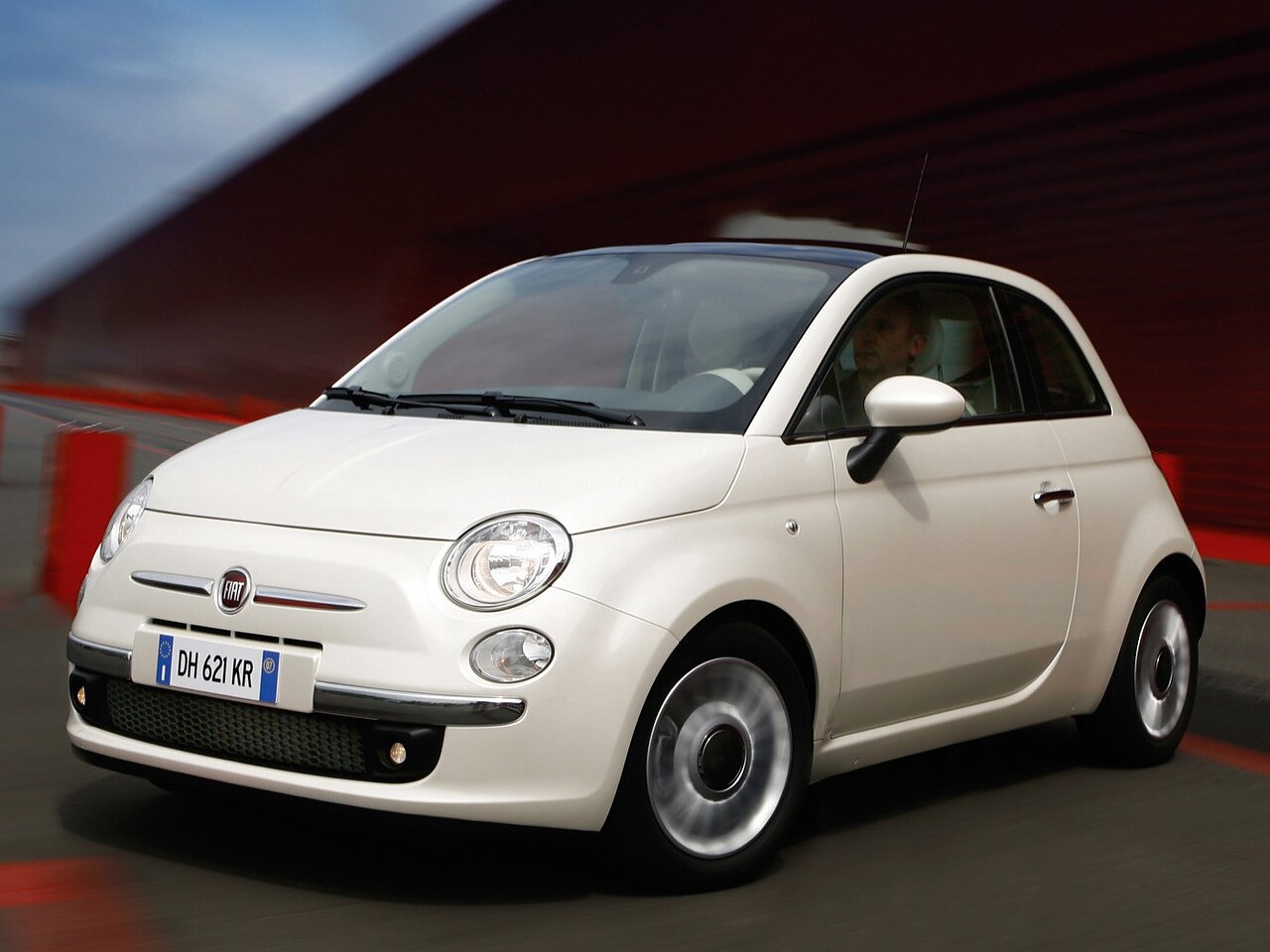 FIAT 500 1.4 MT Lounge: вид спереди сбоку